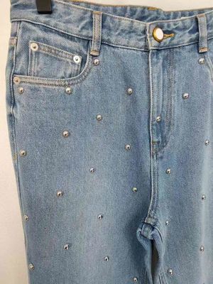 Yıldız bacaklarındaki çubuklar gibi. Eşsiz, dikkat çekici bir görünüm için denim alt.