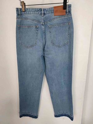 Yıldız bacaklarındaki çubuklar gibi. Eşsiz, dikkat çekici bir görünüm için denim alt.