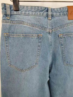 Yıldız bacaklarındaki çubuklar gibi. Eşsiz, dikkat çekici bir görünüm için denim alt.