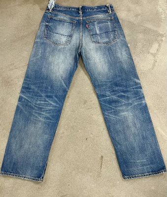 Hafif yıkama finişi, klasik bir görünüm için ince solma ve bıyıklama ile denim alt.