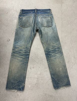 Hafif yıkama pantolonları sert bir vintage görünüm için ağır solan ve bıyıklı