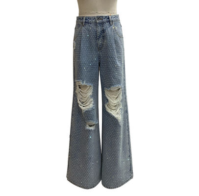 Parlak renşeton süslemeler, büyüleyici ve göz alıcı bir görünüm için denim alt