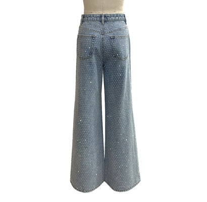 Parlak renşeton süslemeler, büyüleyici ve göz alıcı bir görünüm için denim alt