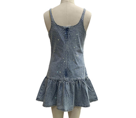 Parlak renşeton süslemeleri ile hafif yıkama denim eteği