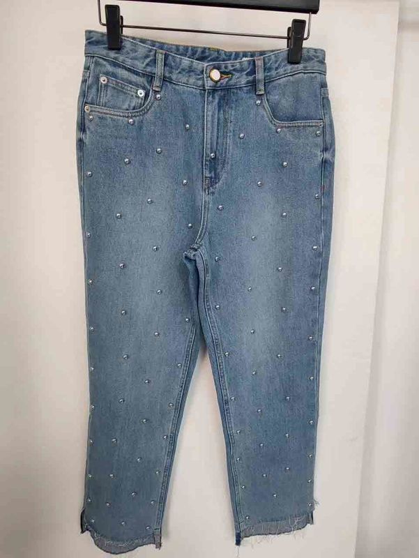 Yıldız bacaklarındaki çubuklar gibi. Eşsiz, dikkat çekici bir görünüm için denim alt.