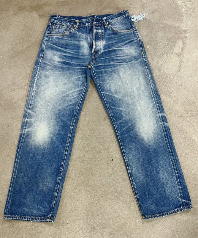 Hafif yıkama finişi, klasik bir görünüm için ince solma ve bıyıklama ile denim alt.