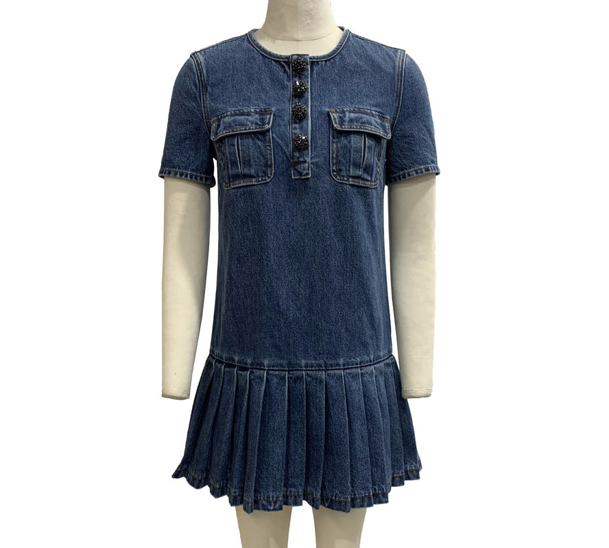 Klasik mürettebat boynu ve kısa kollu denim elbise zamansız bir görünüm için