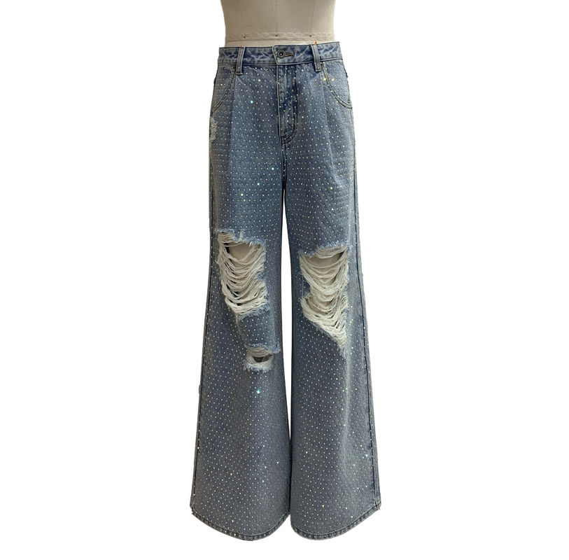 Parlak renşeton süslemeler, büyüleyici ve göz alıcı bir görünüm için denim alt