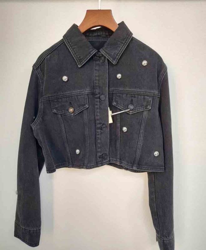 Oldukça zarif kesilmiş denim ceket moda ve farklı kıyafetler.
